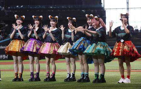 ファーストピッチセレモニーに登場したＡｐｐａｒｅ！（撮影・中島達哉）