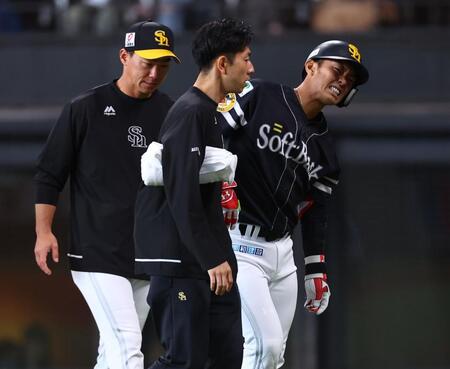 ６回、死球を受け、ベンチに下がる今宮（右）＝撮影・中島達哉