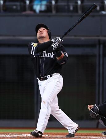 ６回、天井直撃のファールを放つ山川（撮影・中島達哉）