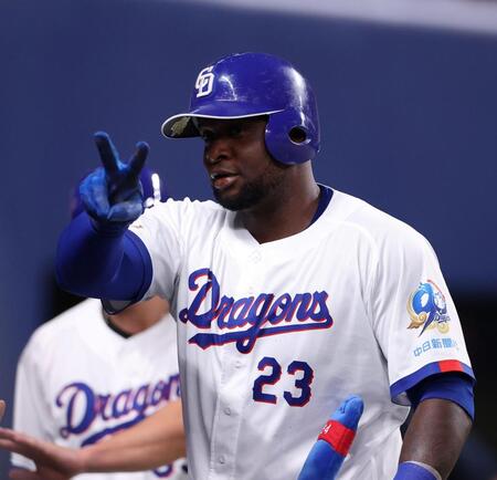 ８回、２ランを放ちピースサインをするサノー（撮影・西田忠信）