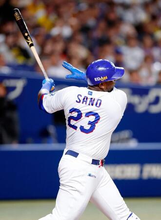 ８回、サノーが中越えに２ランを放つ