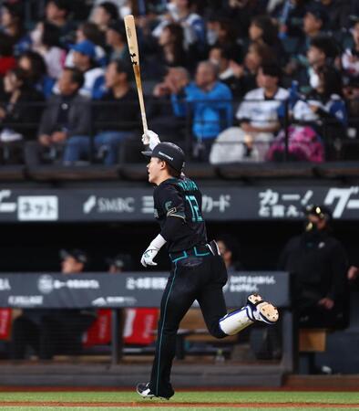 １回、先頭打者本塁打を放ち、バットを掲げる矢沢（撮影・中島達哉）