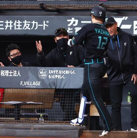 １回、先頭打者本塁打を放った矢沢（右から２人目）を迎える新庄監督（中央）＝撮影・中島達哉