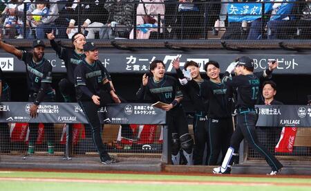 １回、先頭打者本塁打を放った矢沢（右から２人目）を迎える日本ハムナイン（撮影・中島達哉）