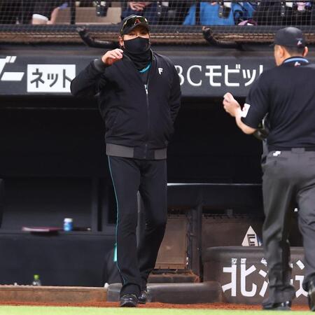 ８回、選手交代を告げる新庄監督（撮影・中島達哉）