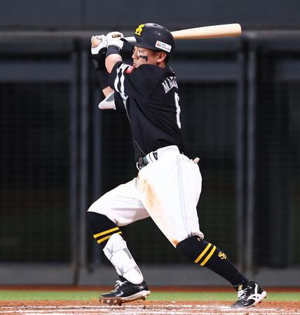 ６回１死満塁、勝ち越し適時打を放つソフトバンク・牧原大成＝エスコンフィールド北海道（撮影・中島達哉）