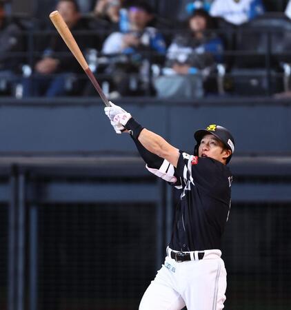 ４回、左越えに同点ソロを放つ柳田（撮影・中島達哉）