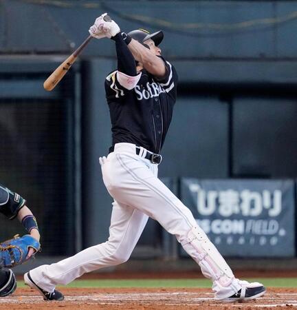 ４回、柳田が左越えに同点ソロを放つ