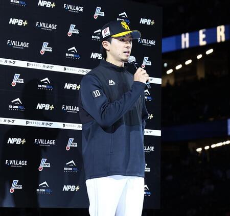 お立ち台で話す上沢（撮影・中島達哉）