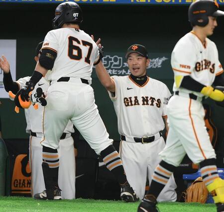 ３回、左越えソロを放った山瀬（６７）とタッチをかわす阿部監督（撮影・開出牧）