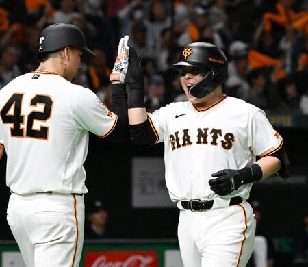 ３回、本塁打を放ち、マタ（左）とタッチを交わす山瀬