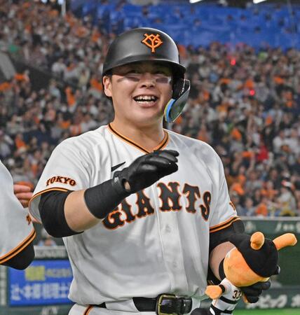 ３回、本塁打を放ち笑顔の山瀬