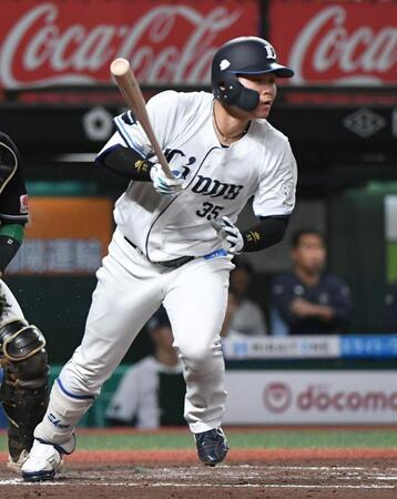 ６回、秋山は右前にプロ初安打を放つ（撮影・佐藤厚）