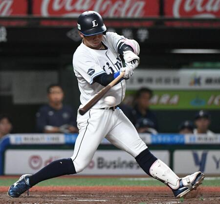 ４回、桑原は右前適時打を放つ（撮影・佐藤厚）