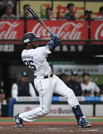１回、カナリオは右中間に走者一掃の適時二塁打を放つ（撮影・佐藤厚）