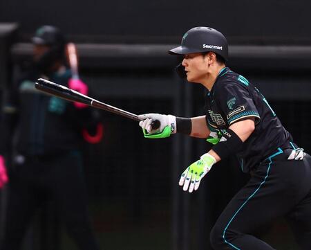 ７回、二塁への適時内野安打を放つ清宮幸（撮影・中島達哉）