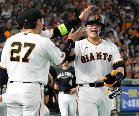 ３回、本塁打を放ちナインに迎えられる山瀬