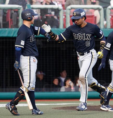 ８回、２者連続本塁打を放ち、次打者野口（左）とタッチを交わす宗