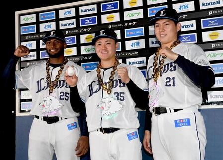 （左から）３打点のカナリオ、プロ初安打の秋山、今季初勝利の武内（撮影・佐藤厚）