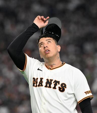 ４回を投げ終え、ベンチに戻るマタ