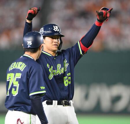 １回、先制の右越え２点適時三塁打を放ちガッツポーズを決める鈴木叶。左は寺内コーチ（撮影・開出牧）