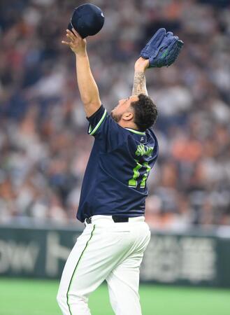 最終回をピシャリと抑えてバンザイするキハダ（撮影・開出牧）