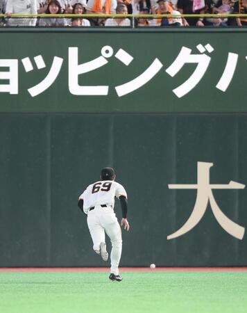 １回、鈴木叶の右越え２点適時三塁打の打球を追いかける平山（撮影・開出牧）