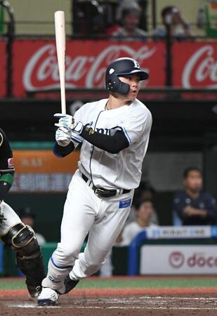 ６回、秋山は右前にプロ初安打を放つ（撮影・佐藤厚）