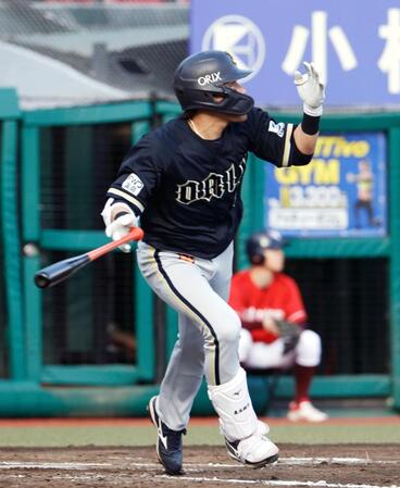 ８回、代打麦谷が左中間に２ランを放つ