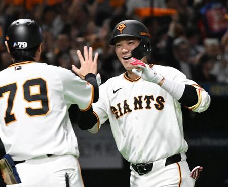 ７回、本塁打を放ち、コーチとタッチを交わす坂本