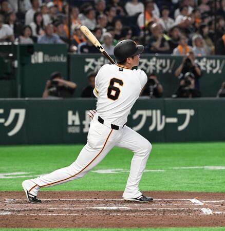 ７回、坂本が中越えに本塁打を放つ
