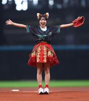 ファーストピッチセレモニーで投球し、笑顔を見せるＡｐｐａｒｅ！・朝比奈れい（撮影・中島達哉）