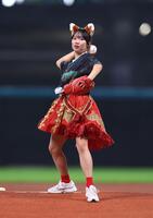 ファーストピッチセレモニーで投球するＡｐｐａｒｅ！・朝比奈れい（撮影・中島達哉）