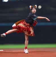 ファーストピッチセレモニーで投球するＡｐｐａｒｅ！・朝比奈れい（撮影・中島達哉）