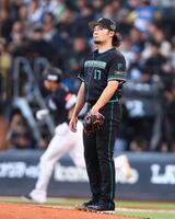 ４回、柳田（左）に同点ソロを浴びる伊藤（撮影・中島達哉）