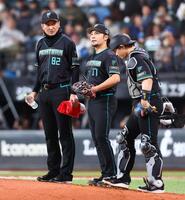 ６回、マウンドに集まる伊藤（中央）ら日本ハムナイン（撮影・中島達哉）