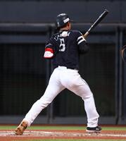 ６回、死球を受ける今宮（撮影・中島達哉）