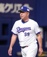 ４回を終え、選手交代を告げた井上監督（撮影・西田忠信）