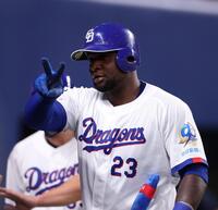 ８回、２ランを放ちピースサインをするサノー（撮影・西田忠信）