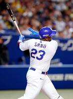 ８回、サノーが中越えに２ランを放つ