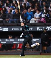 １回、先頭打者本塁打を放ち、バットを掲げる矢沢（撮影・中島達哉）