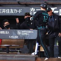 １回、先頭打者本塁打を放った矢沢（右から２人目）を迎える新庄監督（中央）＝撮影・中島達哉