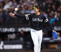 ６回を抑え、ベンチに戻る上沢（撮影・中島達哉）