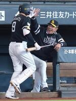４回、同点ソロを放った柳田（手前）を笑顔で迎える小久保監督