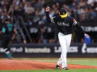 ６回、万波（左）を遊ゴロに抑え、ガッツポーズをする上沢（撮影・中島達哉）