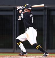 ６回１死満塁、勝ち越し適時打を放つソフトバンク・牧原大成＝エスコンフィールド北海道（撮影・中島達哉）