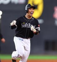 ６回、３ランを放ち、ベンチに向かって拳を握るソフトバンク・近藤健介＝エスコンフィールド北海道（撮影・中島達哉）