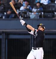 ４回、左越えに同点ソロを放つ柳田（撮影・中島達哉）