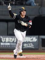 ６回、３ランを放ちポーズをとる近藤