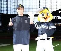 １２球団勝利をあげ、記念撮影に応じる上沢（撮影・中島達哉）